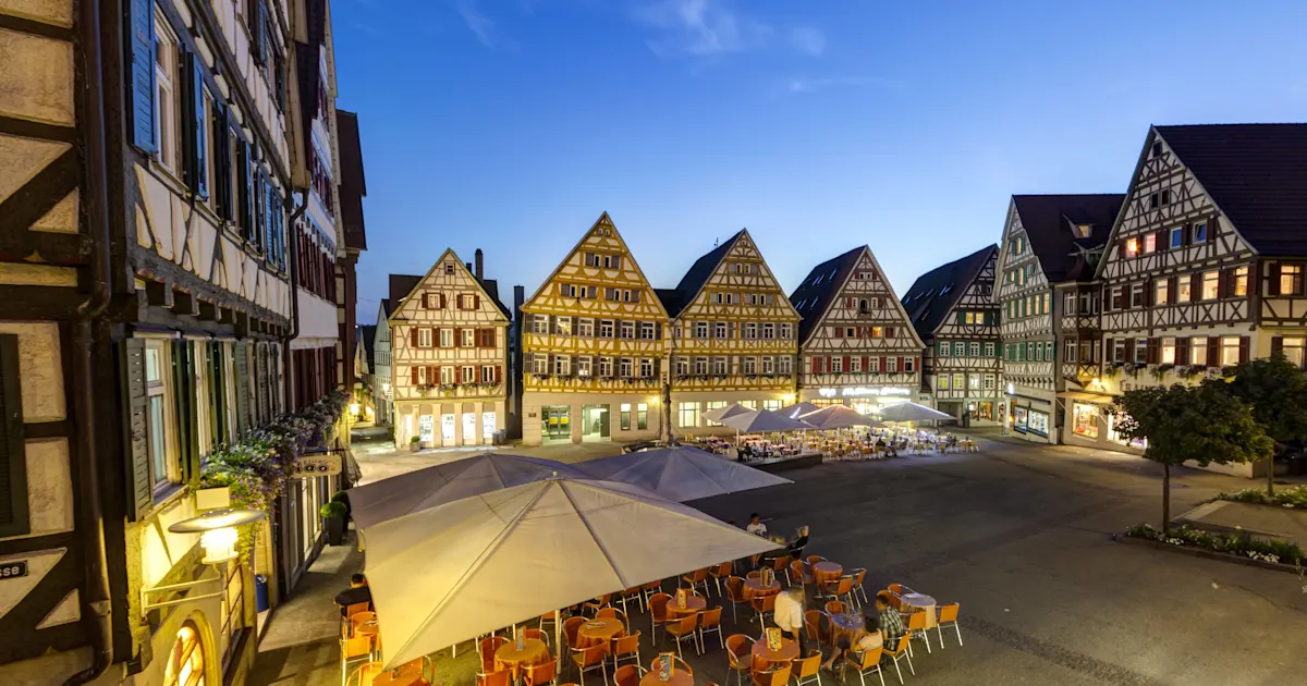 Abendstimmung auf dem Marktplatz von Herrenberg mit beleuchteten Fachwerkhäusern und Straßencafés