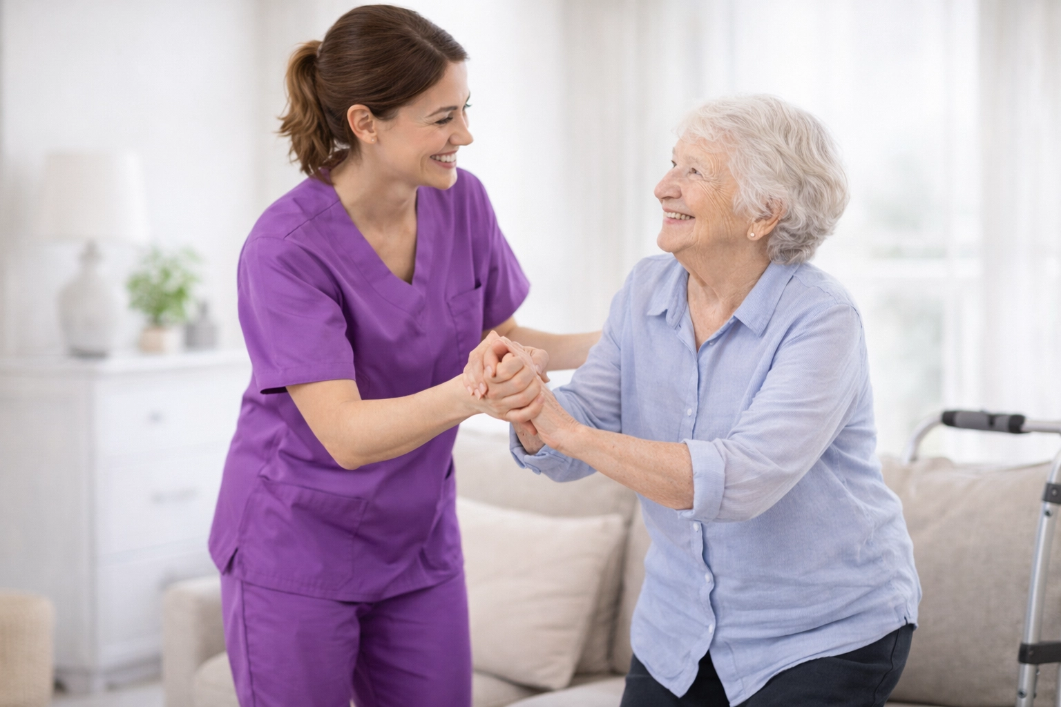 Pflegekraft hilft älterer Frau beim Aufstehen – Alltagsunterstützung über Entlastungsbetrag