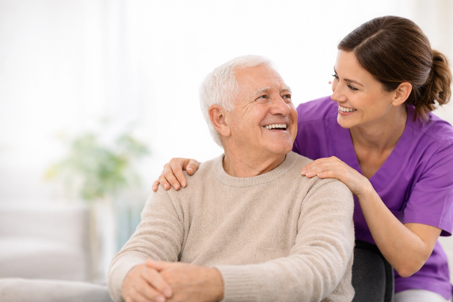 Pflegekraft unterstützt älteren Mann im Alltag – Entlastungsbetrag für Haushaltshilfe